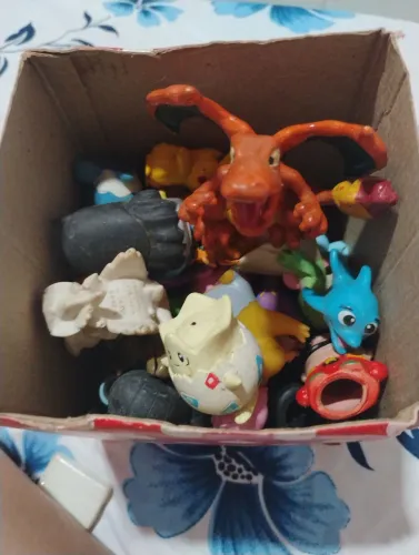 Bonecos pokémon e Kinder ovo