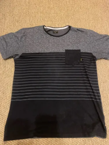 Camiseta Quiksilver Original - Cinza e Preta com Bolso -