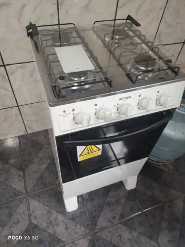Vendo Geladeira, fogão ambos novos. Sou de Barbacena