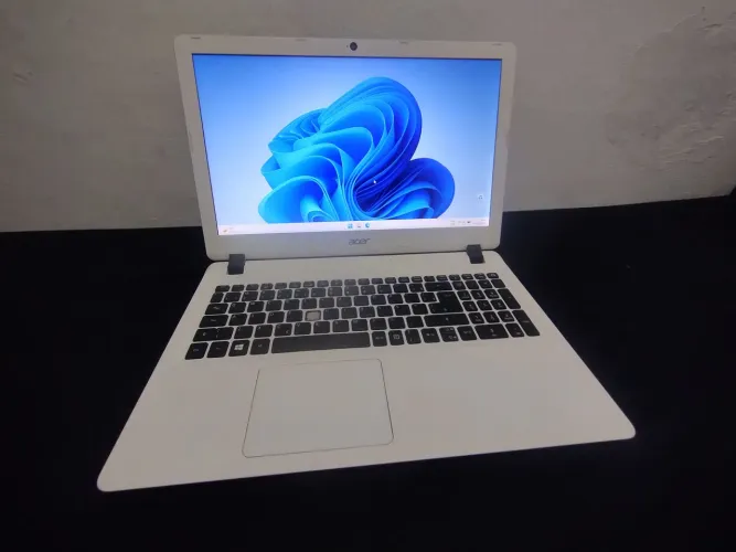 Notebook Acer i3 bem conservado