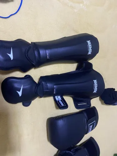 Kit Muay Thay Maximum (Luvas, caneleiras, bandagem e protetor bucal)