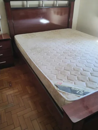 Cama de Casal em Madeira + 2 criados mudo 