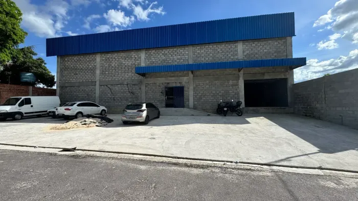 Galpão com 2 Docas no BAIRRO AGUAS CLARAS