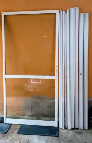 Porta Balcão de vidro completa 1,10 largura por 2,20 altura em bom estado