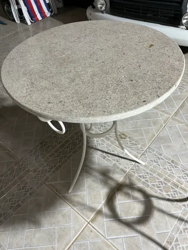 Mesa redonda com tampo de mármore e uma base de metal branca 62x68