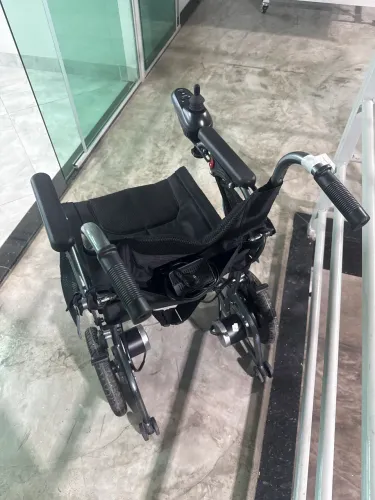 Cadeira de rodas motorizada 