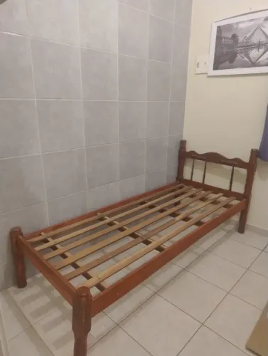 Cama solteiro em madeira