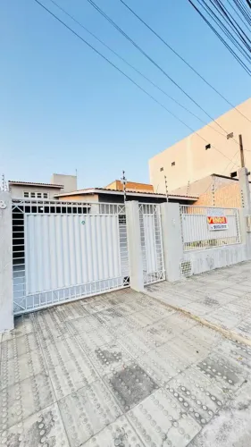 ALUGA-SE CASA EM RUA PUBLICA PRÓXIMO DA MARIA QUITÉRIA