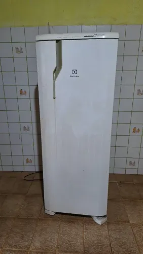 Geladeira Eletrolux de 240 litros