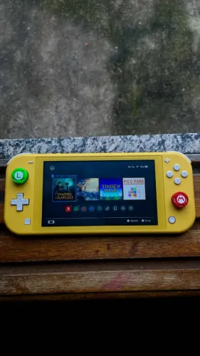 Nintendo Switch Lite + Zelda BotW - Perfeito Estado