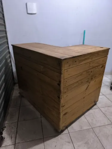Balcão para loja em madeira estilo palete
