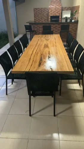 Mesa com base industrial