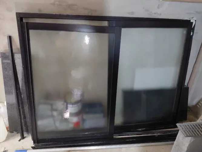 Janela de Alumínio Preta 2 Folhas com Vidro - 1,50 x 1,17m