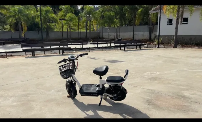 Scooter elétrica com três anos de uso, para negociar chama no pv