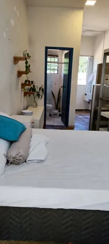 Flat - Quarto conjugado com cozinha + Banheiro espaçoso na rua mais charmosa de Rio Acima