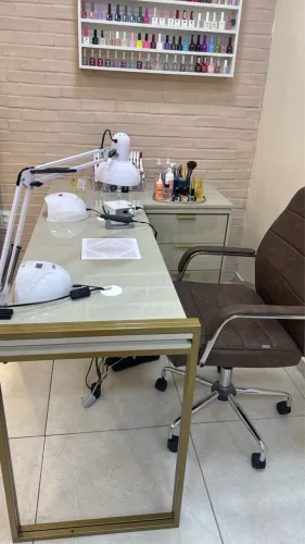 Mesa de Nail design e cadeira de atendimento 