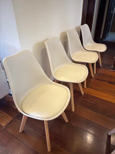 ?Kit 4 Cadeiras Saarinen Wood Estofadas para Sala de Jantar Moderna