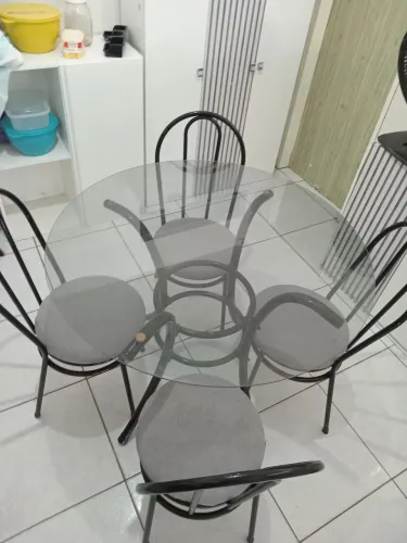 Mesa de vidro base de ferro 4 cadeiras na cor preto com cinza