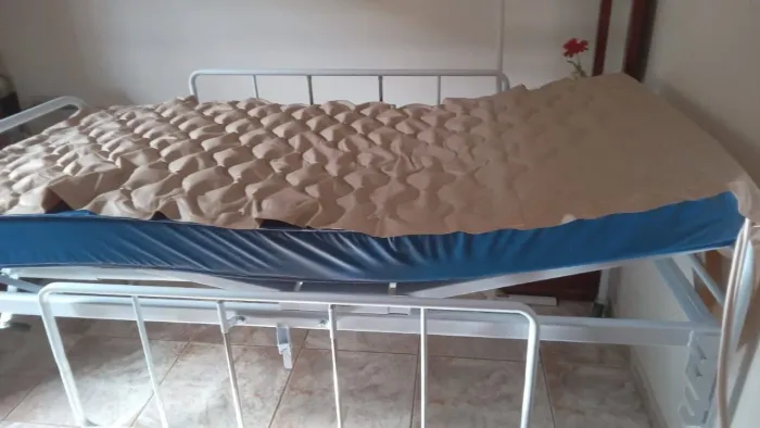 Cama hospitalar fowler Usada só 4x 3 manivelas com colchão D28 antiescaras