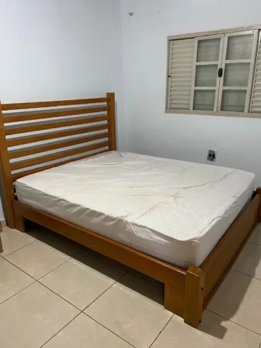Cama de casal de cerejeira maciça sem o colchão