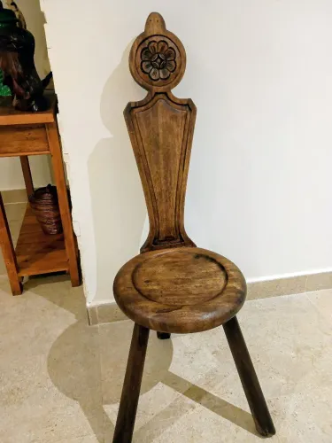 Antiga cadeira três pés em madeira nobre!!