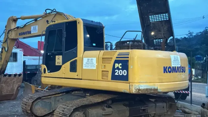ESCAVADEIRA KOMAT´SU PC200