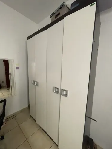 Armário 4 portas em bom estado