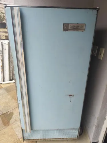 Geladeira antiga fabricada anos 50 marca Frigidaire