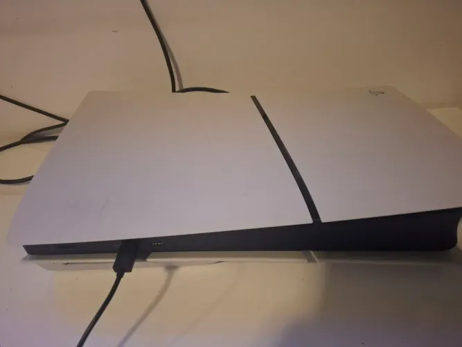 VENDO PS 5 SLIM COM LEITOR DE DISCO, 2 COMTROLES ORIGINAIS DUAL SENSE.