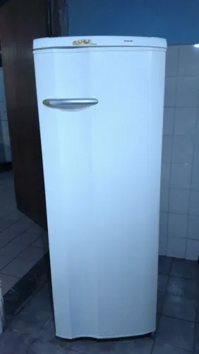 Geladeira Eletrolux 300Lts, Deg prático Sup nova gela muito bem -$750,00- *