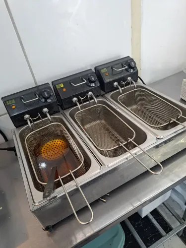 Fritadeira elétrica semi nova 3 cavidades
