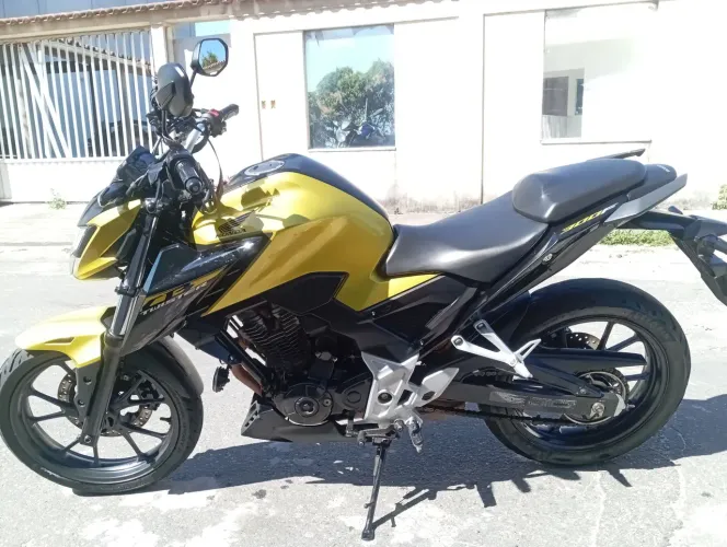 Moto nova baixa quilometragem impecável