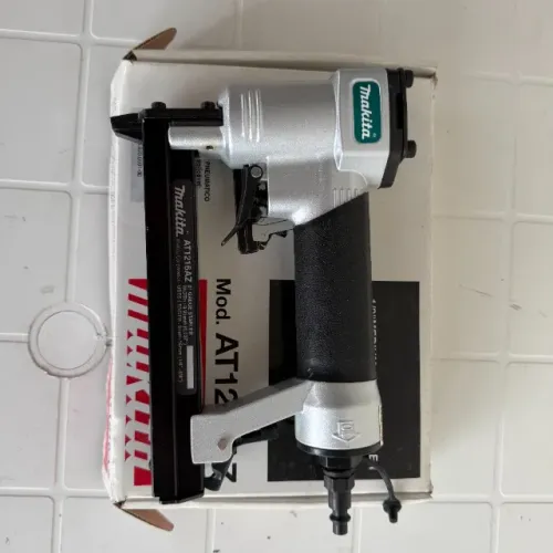 NOVO - Grampeador Pneumático Makita AT1216AZ Ar Profissional Marceneiro NF