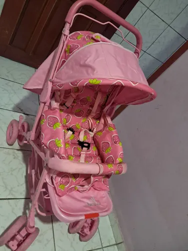 Carrinho de bebê rosa