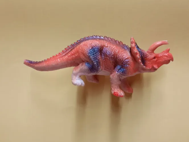Miniatura Dinossauro Triceratops (Laranja e Roxo) - Brinquedo / Coleção