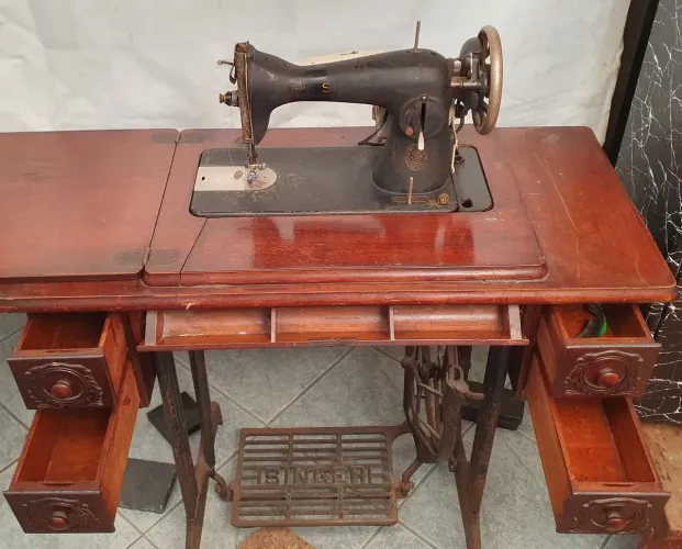 Máquina de costura antiga retrô singer