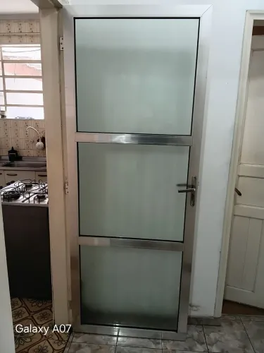 PORTA EM ALUMINIO COM VIDRO TEMPERADO JATEADO USADA SEM BATENTE