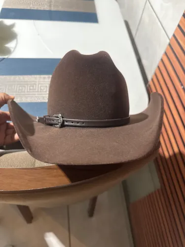 Chapéu country americano semi novo. Usado apenas pra entrar na cerimônia do casamento 