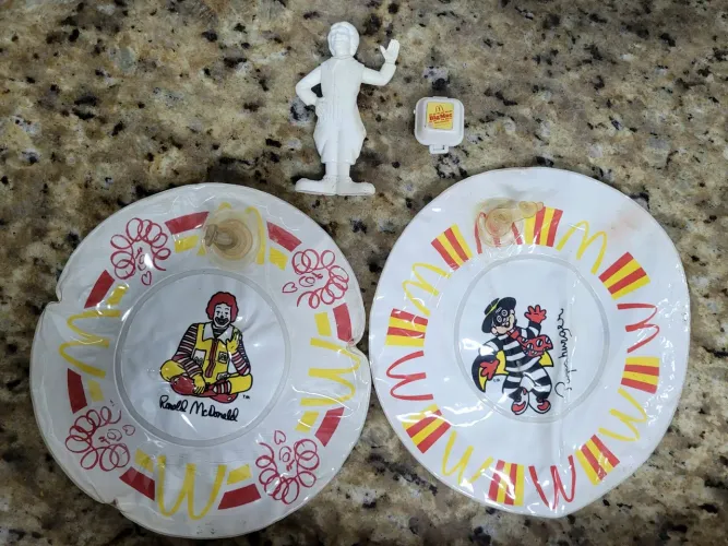 Antigos brindes McDonald's