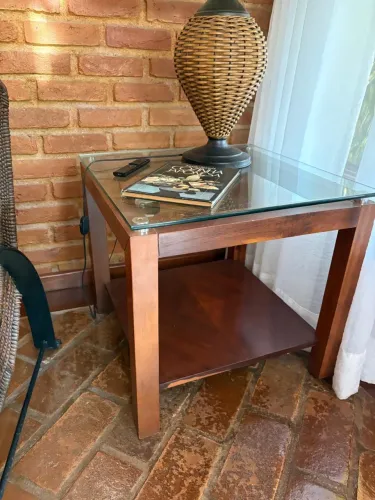 Mesa Lateral em Madeira com Tampo de Vidro Temperado