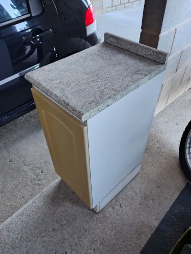 Doa-se mini armário de MDF e porta plástica.