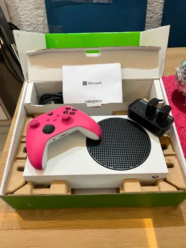 XBOX SÉRIES S C/ CONTROLE ROSA IMPECÁVEL 