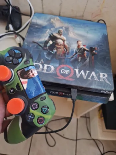 PS4 Slim 500GB Personalizado God of War + 2 Controles (Sendo 1 Customizado)