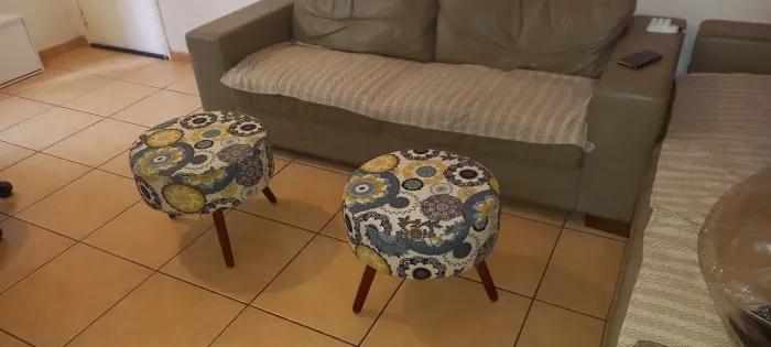 Dois lindos pufes para decorar sua sala em grande estilo