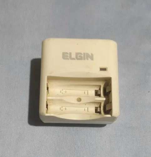 CARREGADOR DE PILHA ELGIN SC222- COR BEGE