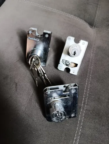 Vende-se miolo de fechadura para porta de vidro
