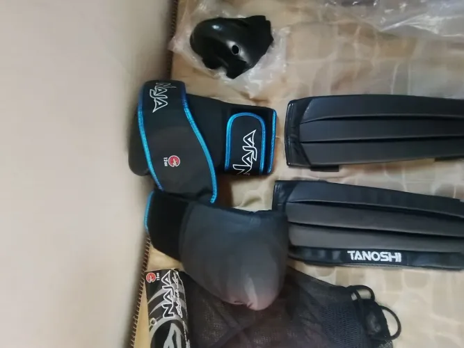 Luva e par de caneleira de muay Thai e box e coquilha tudo zero a luva foi usada apenas!!!