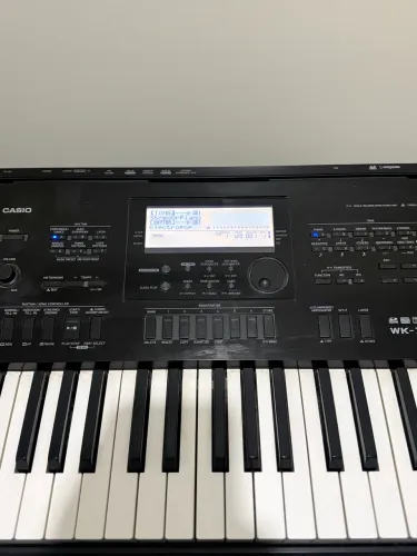 Teclado Casio WK 7600 - 76 teclas 