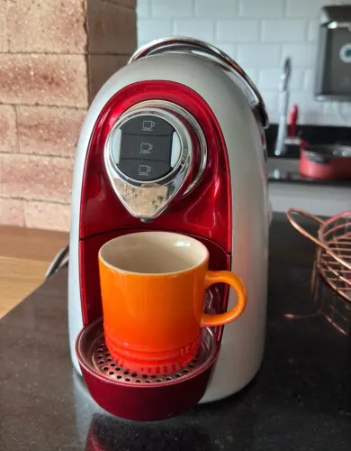 Cafeteira vermelha três corações 110 V