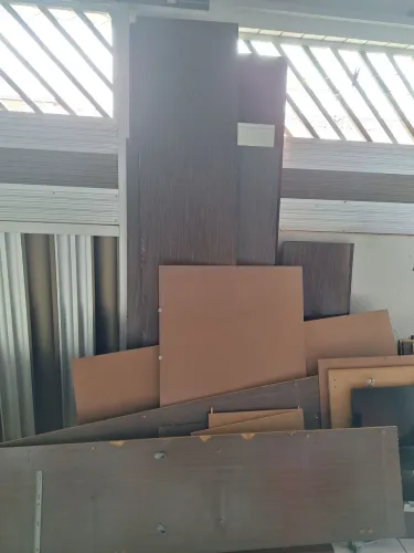 Prateleiras, tábuas e portas de mdf pare reciclar ou reaproveitar